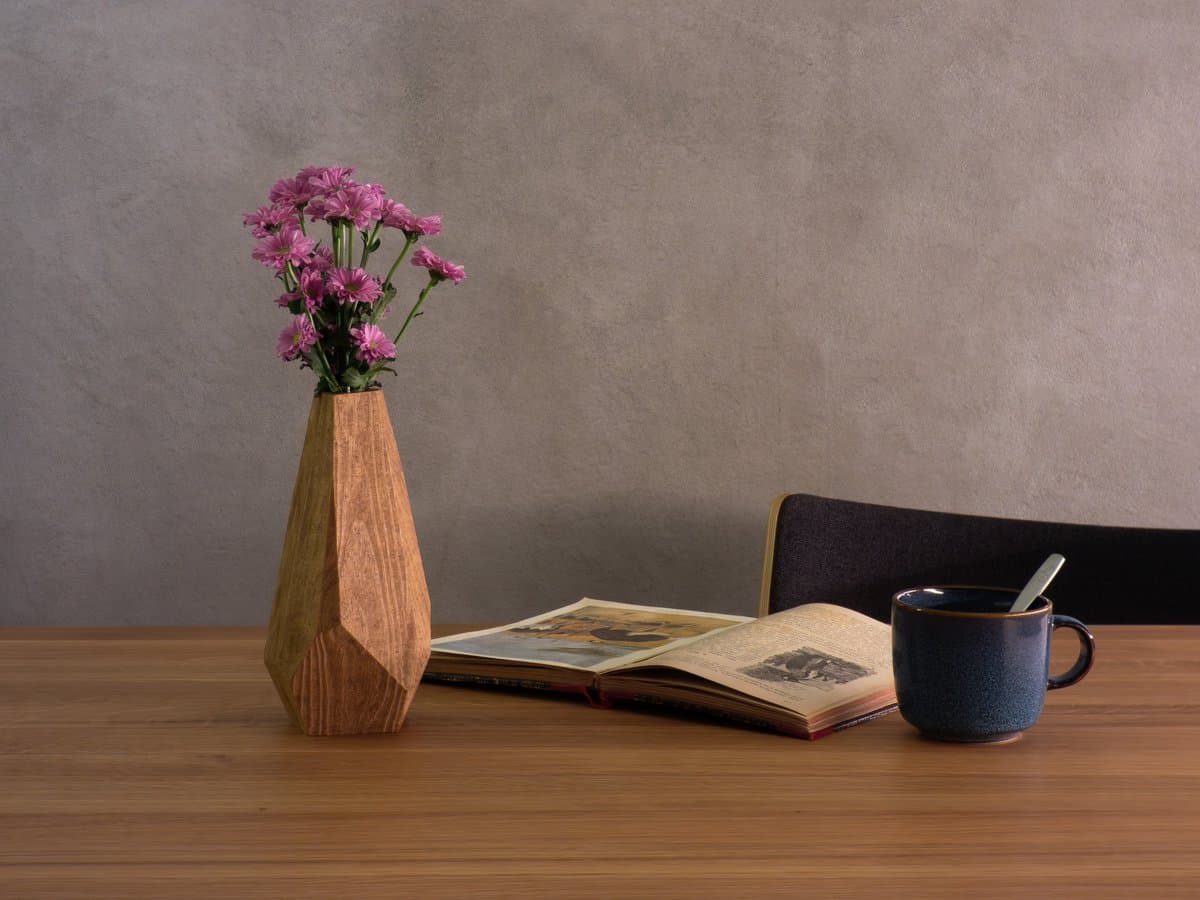 Oak-like vase